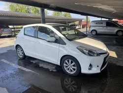 Vit Begagnad 2013 Toyota Yaris Hybrid Halvkombi | 65 000 kr (Marknadspris)