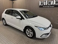 Vit Begagnad 2023 VW Golf VIII Life Halvkombi | 259 800 kr (Bra pris)