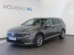 Mörkgrå Begagnad 2016 VW Passat GTE Kombi | 129 900 kr