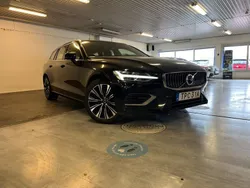 Svart Begagnad 2022 Volvo V60 Momentum Kombi | 389 900 kr (Marknadspris)