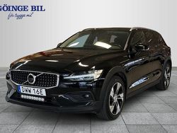 Svart Begagnad 2021 Volvo V60 CC SE Kombi | 319 000 kr (Marknadspris)