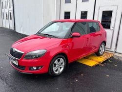 Röd Begagnad 2013 Skoda Fabia Ambiente Halvkombi | 74 500 kr (Marknadspris)