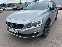 Silver (electric silver metallic) Begagnad 2016 Volvo V60 CC Summum Kombi | 145 000 kr (Marknadspris)
