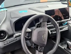 Grå Begagnad 2024 Toyota C-HR SUV | 370 000 kr (Marknadspris)