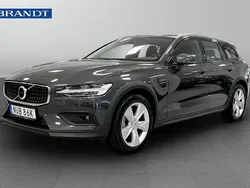 Grå Begagnad 2023 Volvo V60 CC Core Kombi | 379 900 kr (Marknadspris)