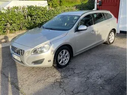 Grå Begagnad 2012 Volvo V60 Momentum Kombi | 65 000 kr (Marknadspris)