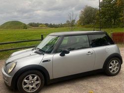 Grå Begagnad 2003 Mini Cooper Pepper Halvkombi | 35 000 kr (Superpris)