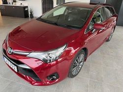 Röd Begagnad 2017 Toyota Avensis Active Kombi | 196 500 kr (Marknadspris)