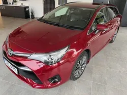 Röd Begagnad 2017 Toyota Avensis Active Kombi | 196 500 kr (Marknadspris)