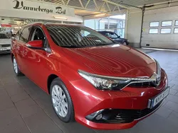 Mörkröd Begagnad 2015 Toyota Auris Touring Sports Active Kombi | 129 500 kr (Lite dyr)