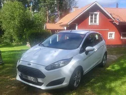 Vit Begagnad 2013 Ford Fiesta Halvkombi | 39 900 kr (Marknadspris)