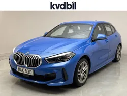 Blå (blå metallic) Begagnad 2021 BMW 118 M Sport Halvkombi | 218 800 kr (Marknadspris)