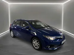 Mörkblå Begagnad 2016 Toyota Auris Hybrid Active Halvkombi | 134 900 kr (Marknadspris)