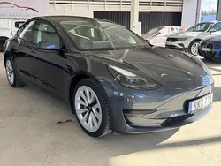 Grå Begagnad 2023 Tesla Model 3 Standard Range Sedan | 339 900 kr (Marknadspris)