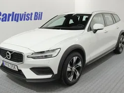 Vit Begagnad 2020 Volvo V60 CC Momentum Kombi | 289 000 kr (Marknadspris)