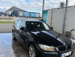 Svart Begagnad 2012 BMW 330 Performance Kombi | 125 000 kr