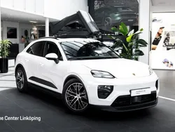 Vit (white) Begagnad 2024 Porsche Macan SUV | 999 000 kr (Marknadspris)