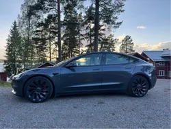 Grå Begagnad 2021 Tesla Model 3 Performance Sedan | 359 000 kr (Marknadspris)