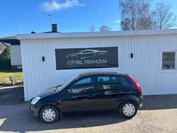 Mörkblå (blå) Begagnad 2004 Ford Fiesta Halvkombi | 21 500 kr (Marknadspris)