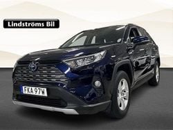 Mörkblå Begagnad 2019 Toyota RAV4 Hybrid Active SUV | 309 000 kr (Marknadspris)