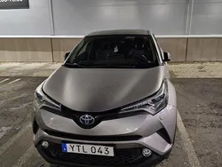 Grå Begagnad 2018 Toyota C-HR Executive SUV | 170 000 kr (Marknadspris)