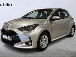 Silver Begagnad 2025 Toyota Yaris Hybrid Active Halvkombi | 249 900 kr (Marknadspris)