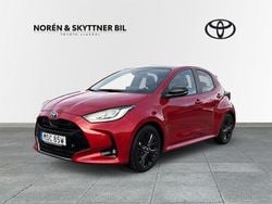 Röd Begagnad 2023 Toyota Yaris Hybrid Skyview Edition Halvkombi | 269 000 kr (Marknadspris)