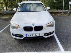 Vit Begagnad 2013 BMW 120 Sport Line Halvkombi | 89 000 kr (Marknadspris)