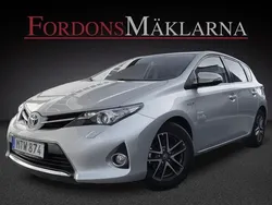 Silvermetallic Begagnad 2015 Toyota Auris Hybrid Halvkombi | 169 900 kr (Marknadspris)