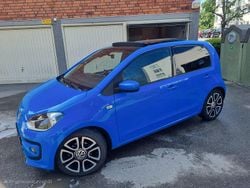 Blå Begagnad 2016 VW up! high up! Halvkombi | 81 500 kr (Marknadspris)