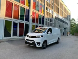 Vit Begagnad 2021 Toyota Proace Van | 289 900 kr (Marknadspris)