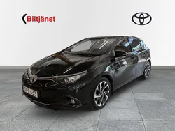 Mörkblå Begagnad 2016 Toyota Auris Active Halvkombi | 139 000 kr (Marknadspris)