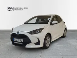 Vit Begagnad 2023 Toyota Yaris Hybrid Active Halvkombi | 229 900 kr (Marknadspris)