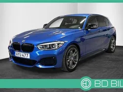 Blå (estorilblå metallic) Begagnad 2017 BMW M140 M Sport Halvkombi | 329 900 kr (Marknadspris)