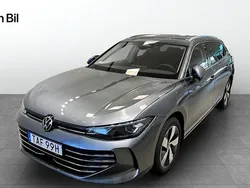 Mörkgrå Ny 2025 VW Passat Business Kombi | 460 200 kr (Marknadspris)