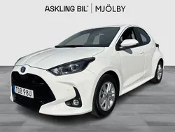 Vit Begagnad 2022 Toyota Yaris Hybrid Active Halvkombi | 209 000 kr (Marknadspris)
