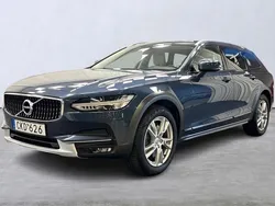 Mörkblå Begagnad 2018 Volvo V90 CC Kombi | 349 000 kr (Marknadspris)
