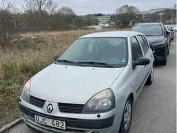 Grå Begagnad 2003 Renault Clio II Expression Halvkombi | 8 500 kr (Superpris)