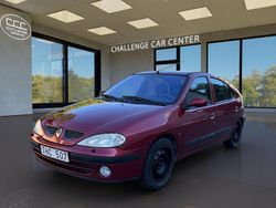 Mörkröd Begagnad 2002 Renault Mégane II Authentique Halvkombi | 13 500 kr (Superpris)