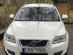 Vit Begagnad 2011 Volvo V50 Momentum Kombi | 32 000 kr (Superpris)