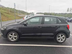 Svart Begagnad 2017 VW Polo Halvkombi | 120 000 kr (Marknadspris)