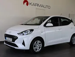 Vit Begagnad 2025 Hyundai i10 Essential Halvkombi | 158 900 kr (Marknadspris)