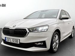 Vit (candy white) Begagnad 2023 Skoda Fabia Style Halvkombi | 208 500 kr (Marknadspris)