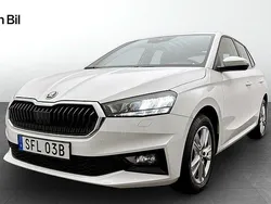 Vit (candy white) Begagnad 2023 Skoda Fabia Style Halvkombi | 217 900 kr (Marknadspris)