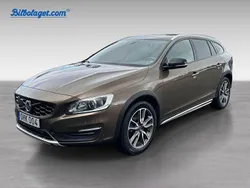 Brun Begagnad 2017 Volvo V60 CC Summum Kombi | 219 900 kr
