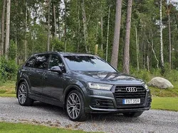 Grå Begagnad 2018 Audi Q7 S-Line SUV | 495 000 kr (Marknadspris)
