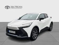 Vit Begagnad 2023 Toyota C-HR Style SUV | 364 000 kr (Marknadspris)