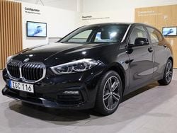 Svart Begagnad 2022 BMW 118 Sport Line Halvkombi | 239 800 kr (Bra pris)