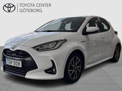 Vit Begagnad 2021 Toyota Yaris Hybrid Active Halvkombi | 209 900 kr (Marknadspris)