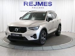 Ljusgrå Begagnad 2023 Volvo XC40 Plus SUV | 359 500 kr (Marknadspris)